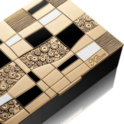 Woman in Gold Eau de Parfum Refillable Spray  mit Clutch